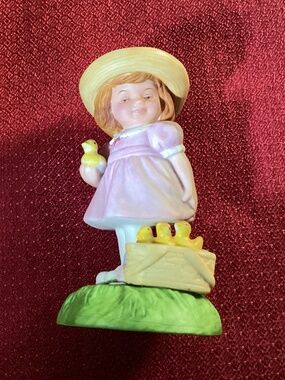 Avon Limted Edtion 1985 Easter figure little girl with chicks